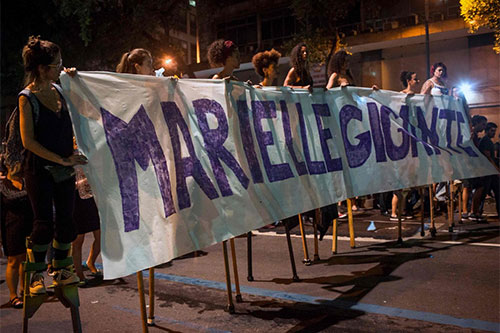 Miles de personas marchan en protesta por el asesinato de una concejal activista
